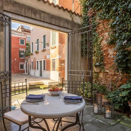 Garden Mansion With Private Mooring R&R Apartment Venesia Bagian luar foto