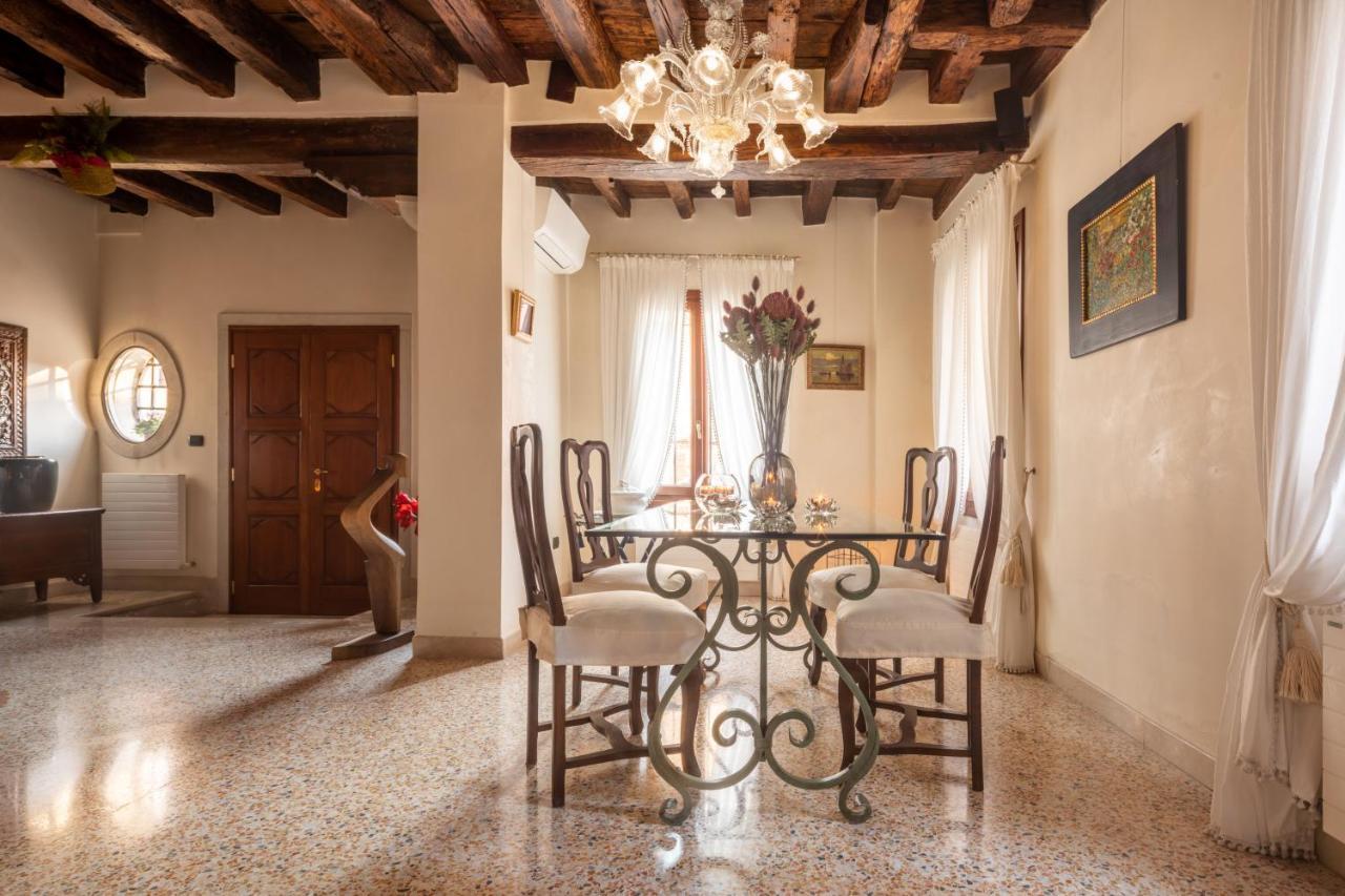 Garden Mansion With Private Mooring R&R Apartment Venesia Bagian luar foto